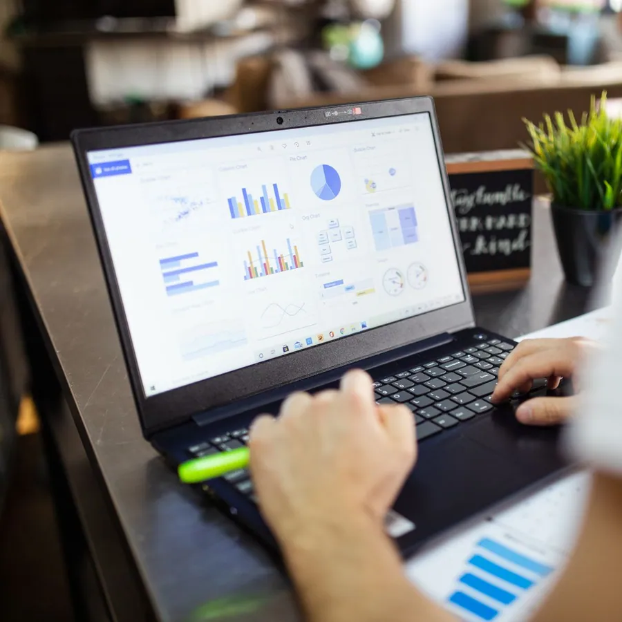 Gráficos e indicadores financeiros na tela de um notebook