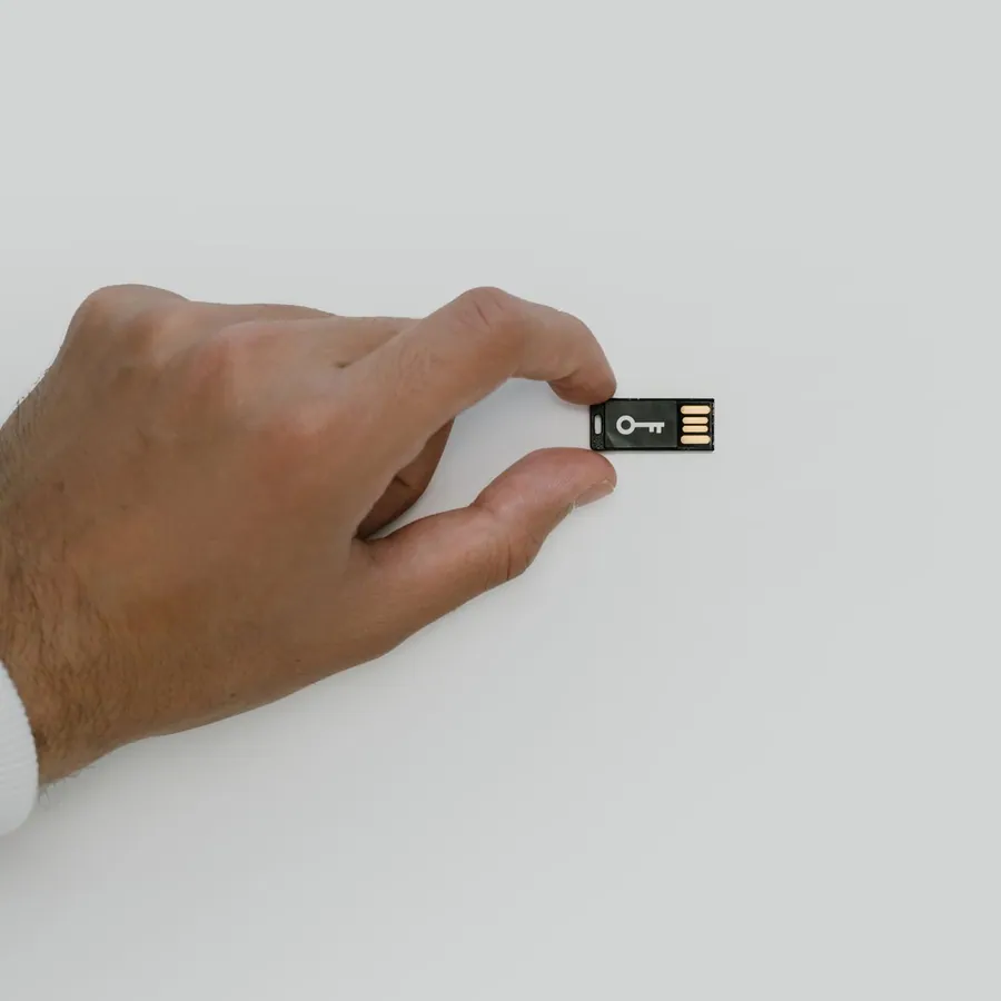 Mão segurando um dispositivo USB de segurança