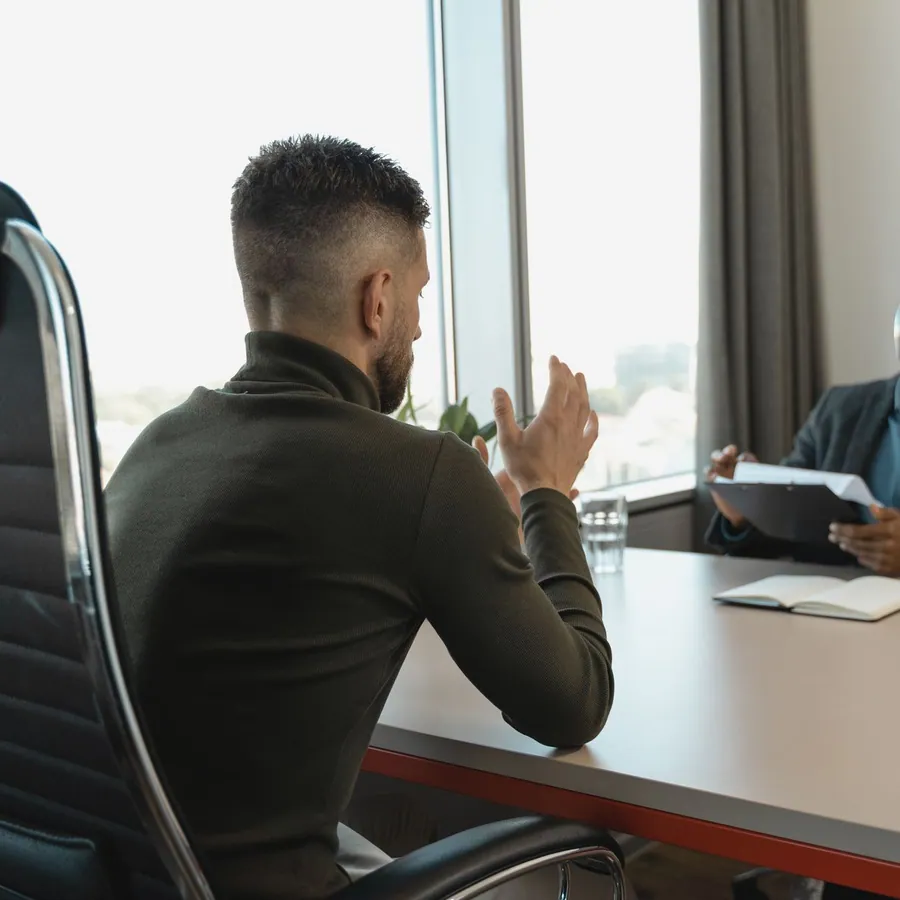 Entrevista de emprego em um escritório com janelas amplas